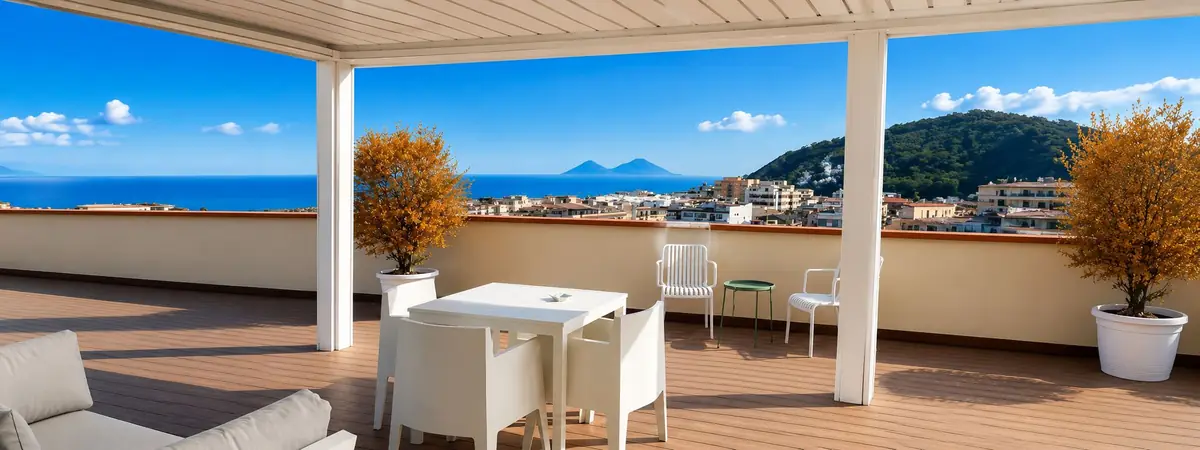E sopra, 140 m² di terrazza sulle Eolie